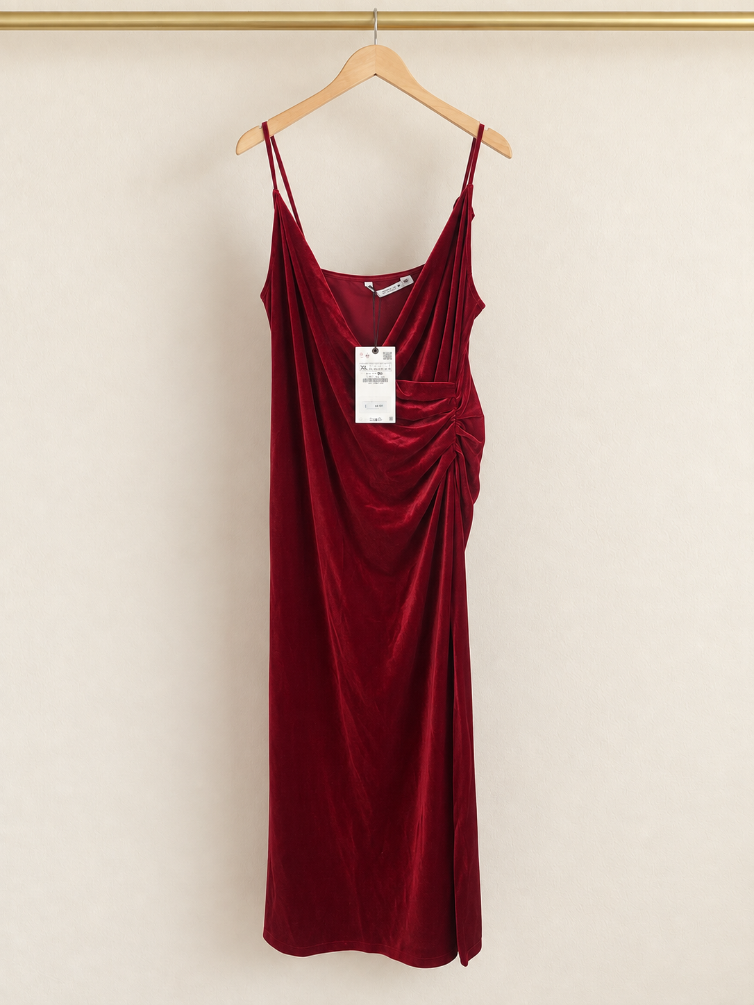 Vestido con corte en la pierna (Zara)