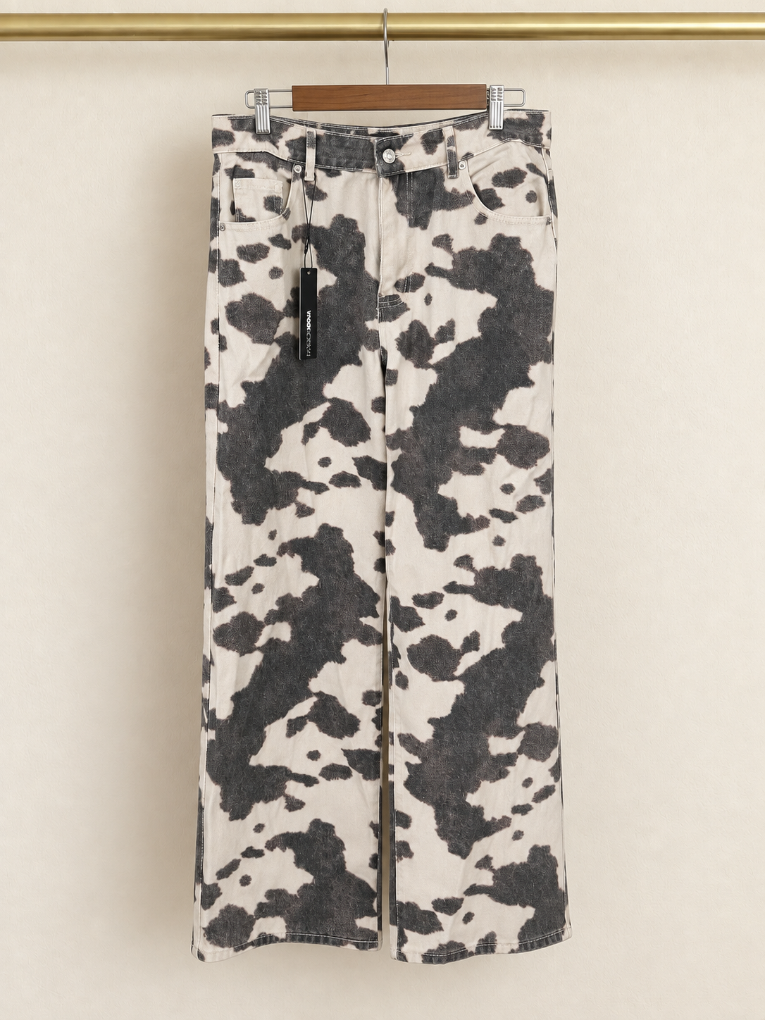 Mahón print de vaca (Fashion Nova)